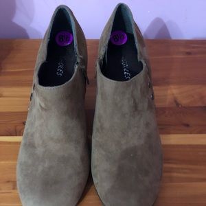 AEROSOLES Shoes - Aerosoles Brown booty boot size 8 1/2 like new AEROSOLES Shoes - Aerosoles Brown booty boot size 8 1/2 like new